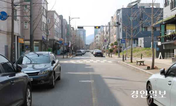 성남시가 주차난 해소를 위해 노상주차장을 건설하는 판교공원로. /경인일보DB