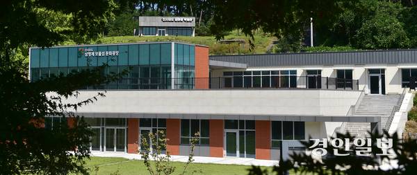 지난 5일 오전 인천시 옹진군 옛 시도 분교 자리에 들어선 ‘삼형제 보물섬 문화광장’이 한산한 모습을 보이고 있다. 2025.9.5 /조재현기자 jhc@kyeongin.com