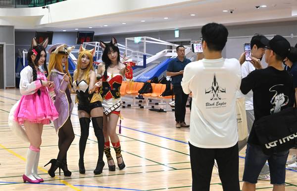 ‘2025 오산 e-스포츠 페스타’ 참여한 코스튬 플레이어들이 즐거운 시간을 보내고 있다. 2025.9.6 /최은성기자 ces7198@kyeongin.com