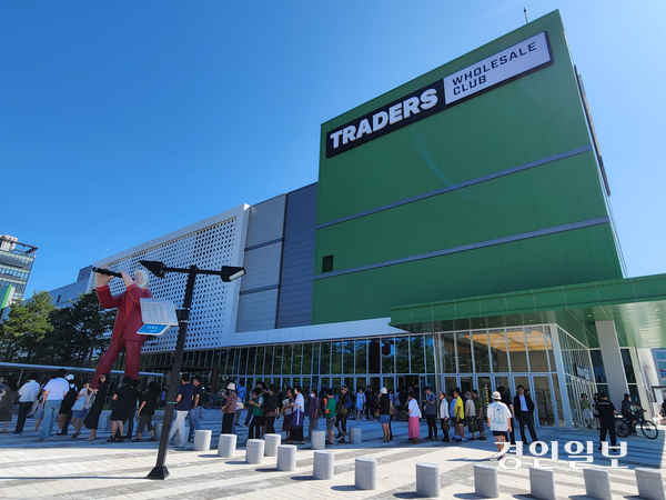 인천 남부권의 핵심 상권인 남동구 ‘구월 상권’을 두고 신세계와 롯데의 ‘2차 유통대전’이 시작됐다. 사진은 지난 5일 오전 9시 50분께 인천 남동구 트레이더스 구월점 입구에 ‘오픈런’ 대기줄이 길게 늘어선 모습. 2025.9.5 /유진주기자 yoopeearl@kyeongin.com