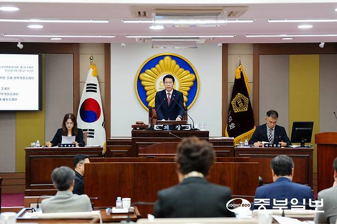 지난 5일 187회 포천시의회 임시회서 임종훈 의장이 농지법 시행규칙 개정 촉구 건의안에 대해 설명하고 있다. 사진=포천시의회