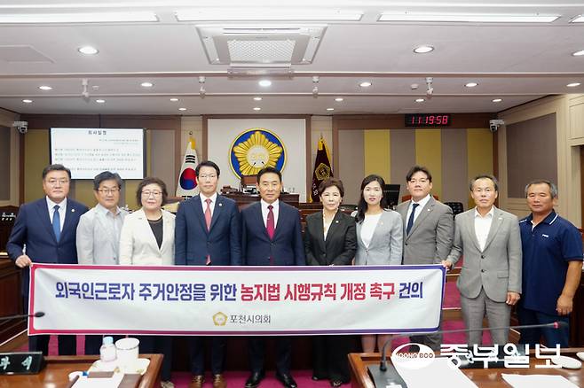 농지법 시행규칙 개정 촉구 건의안이 통과된 이후 백영현 시장과 임종훈 의장과 시의원, 시설채소연합회 장선산 회장과 김장연 전 회장 등이 기념촬영을 하고 있다.