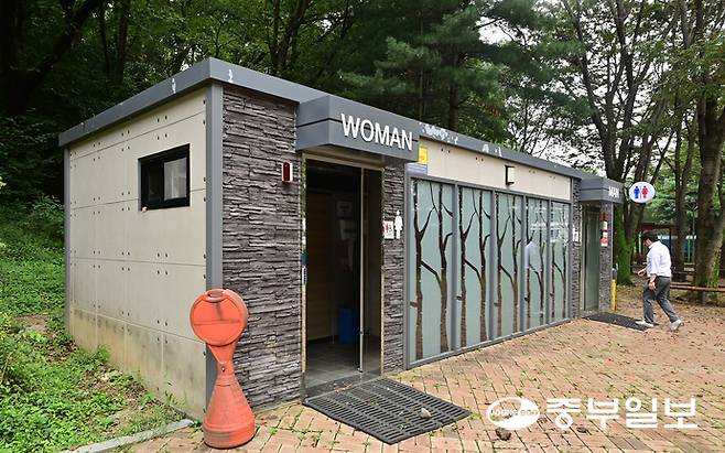 성남시 분당구 구미동의 한 공원 공영화장실 앞에서 성인 여성 1명이 불에 타 숨진 채 발견 돼 경찰이 자세한 경위를 조사하고 있는 가운데 7일 오후 사건 현장 바닥에 의복이 불타 생긴 것으로 추정되는 자국이 남아 있다. 임채운기자