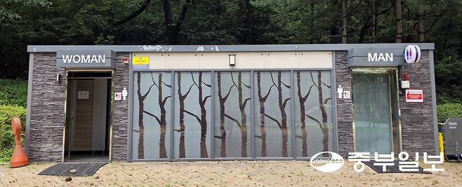 성남시 분당구 구미동의 한 공원 공영화장실 앞에서 성인 여성 1명이 불에 타 숨진 채 발견 돼 경찰이 자세한 경위를 조사하고 있는 가운데 7일 오후 사건 현장 바닥에 의복이 불타 생긴 것으로 추정되는 자국이 남아 있다. 임채운기자