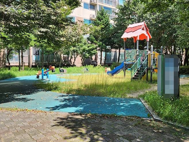 동두천시 송내동의 한 아파트 단지 정문에 위치한 놀이터는 방치된 듯 잡초가 무성히 자라나 있다. 이석중 기자