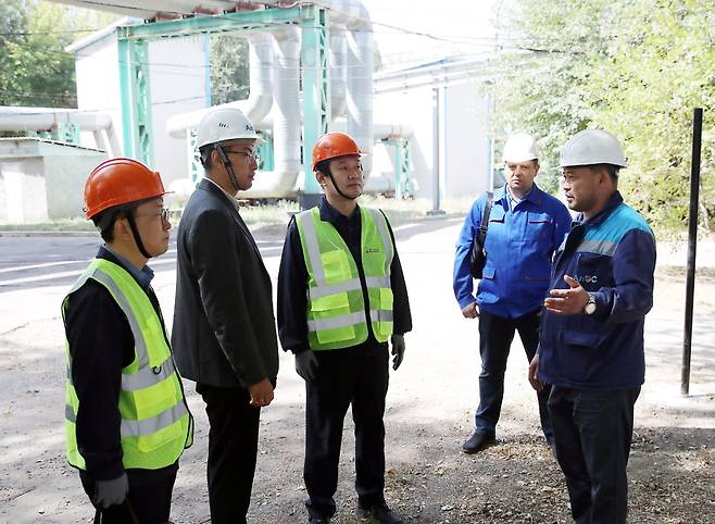 정용기 한국지역난방공사 사장이 지난 5일 카자흐스탄 알마티 지역의 ALES사 복합화력 발전소를 찾아 현장을 점검했다.