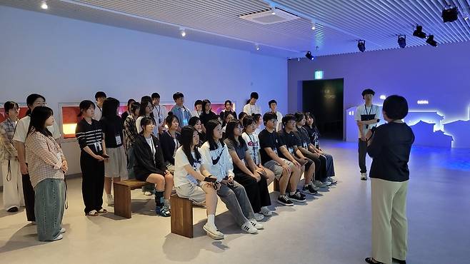 화성오산 관내 고1학생들 중국내 독립운동 유적지 탐방 사전 프로그램을 화성시독립운동기념관과 연계하여 진행 하고 있다. =사진<화성오산교육지원청>