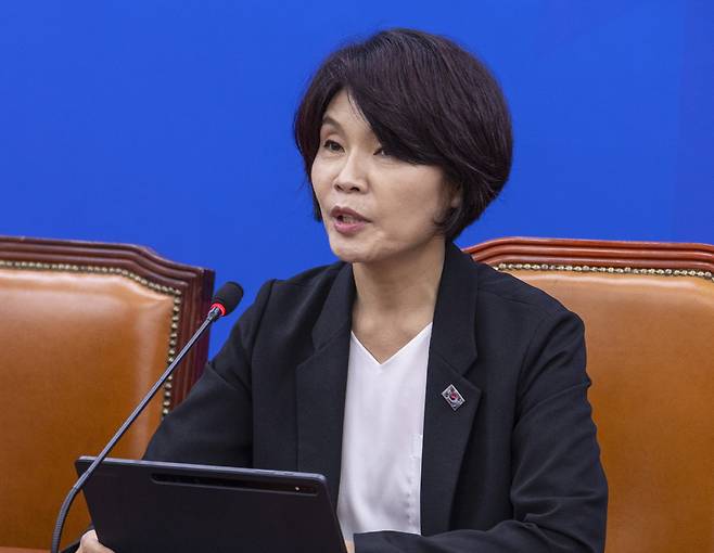 더불어민주당 한정애 정책위의장이 2일 국회에서 열린 원내대책회의에서 발언하고 있다. / 연합뉴스