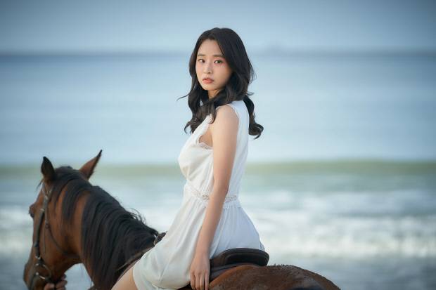 넷플릭스 시리즈 ‘애마’에서 신인 배우 주애가 ‘애마부인’의 한 장면을 말 위에서 연기하고 있다.  <넷플릭스 제공>