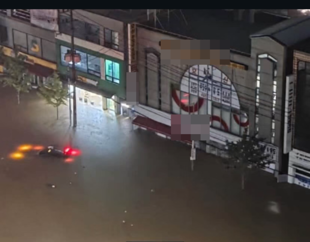 나운동 구보건소 사거리 일대가 침수, 상가는 물론 차량들이 잠기는 피해가 발생했다./사진=독자