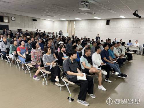 ◇태백교도소 신축사업 주민설명회가 지난 5일 태백시청 3층 대회의실에서 법무부, 한국농어촌공사, 태백시 관계자, 주민 등이 참석한 가운데 열렸다.