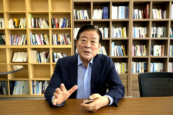 노기태 전 부산 강서구청장이 본지와의 인터뷰에서 "건설·운영 시 위험성이 큰 가덕도 신공항보다 접근성·입지 안전성·경제성·항공 수요·공사 기간 등 모든 측면에서 앞서는 김해공항 확장안을 다시 검토해야 한다"고 말했다.