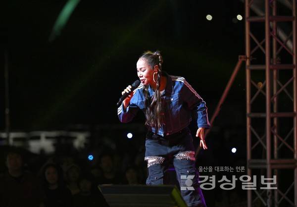 경상일보가 주최하고 울산시 남구가 후원하는 '2025 태화강 빛 축제''가 6일 울산시 남구 태화강 둔치에서 열렸다.&nbsp; 이 날 축하공연으로 인순이가 출연해 열정의 무대를 선보였다. 김동수 기자 dskim@ksilbo.co.kr