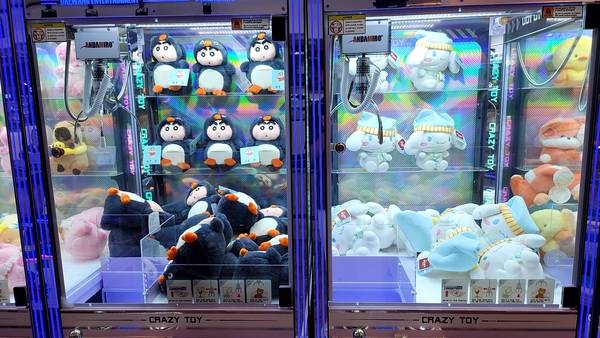 ▲ 5일 창원 합성동 한 인형뽑기 가게에 짱구, 시나모롤 등 인기 캐릭터가 진열돼있다. /이원재 기자