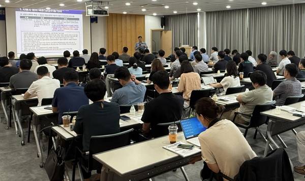 ▲ 경남경영자총협회 주최 '노조법 개정안 대응 설명회'가 4일 한국산업단지공단 경남지역본부 6층 대강의실에서 열리고 있다. /경남경총