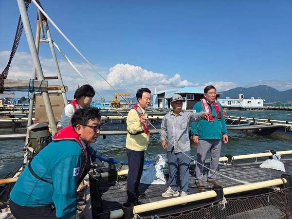 ▲ 사천시 서포면 연안에 적조가 발생한 가운데 박동식 사천시장이 양식 어민과 대화하고 있다. /사천시