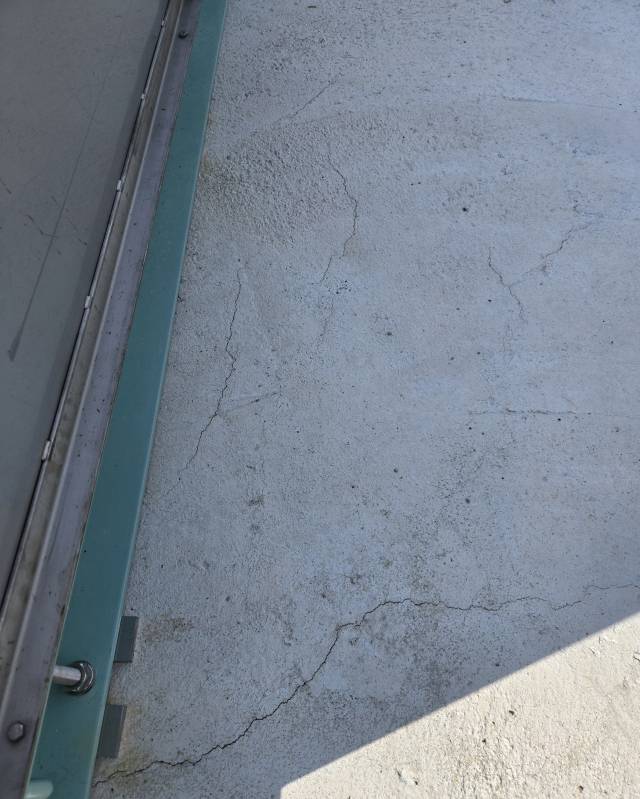 금봉저수지 수문 상단 콘크리트가 지진이 난듯 균열이 발생했다. 마경대 기자