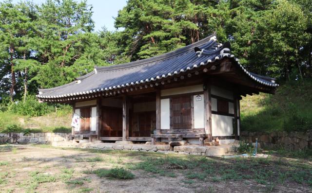 단정한 기와지붕 아래 태극기가 걸린 아도서숙은 독립의 뜻을 품었던 무섬의 또 다른 집임을 말해준다.