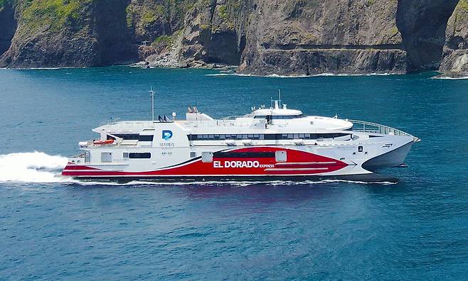 포항~울릉도를 운항하는 엘도라도 익스프레스호. 국민권익위원회 중재에 따라 울릉군이 운항 적자를 보존해 주기로 했다. /경북매일 DB