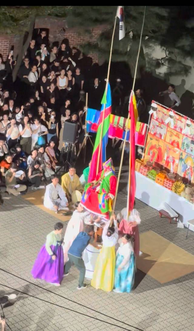 갤러리현대 '작두 굿' 모습. 김은영 기자 key66@