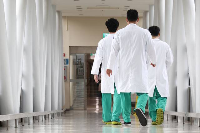 ▲ 의대 정원에 반발해 병원을 떠났던 사직 전공의 상당수가 1일 업무 현장에 복귀했다. 이날 서울 시내 한 대형병원에서 의료진이 이동하고 있다.연합