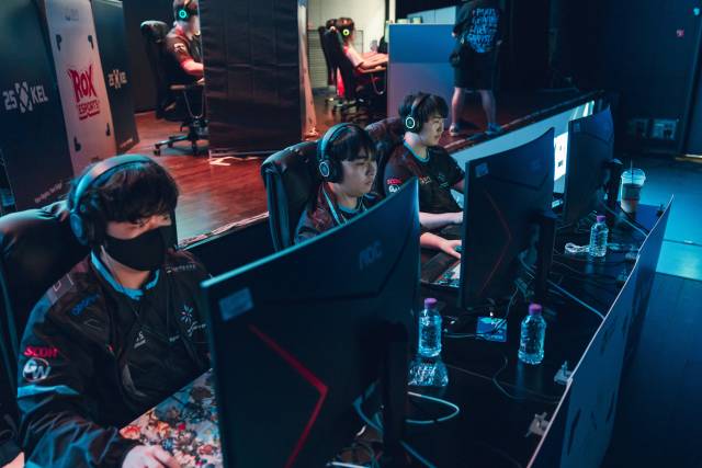 지난 6일 진주시 경남이스포츠 상설경기장에서 열린 '2025 대한민국 이스포츠 리그(KEL)' 이터널 리턴 본선 8주차 경기에서 경남 스파클 선수들이 경기를 펼치고 있다./한국e스포츠협회/