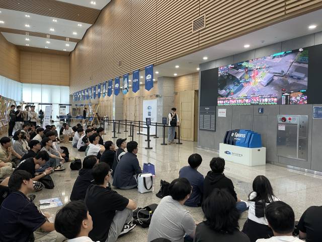 지난 6일 진주시 경남이스포츠 상설경기장 로비에서 관람객들이 '2025 대한민국 이스포츠 리그(KEL)' 이터널 리턴 본선 8주차 경기를 보고 있다./한유진 기자/