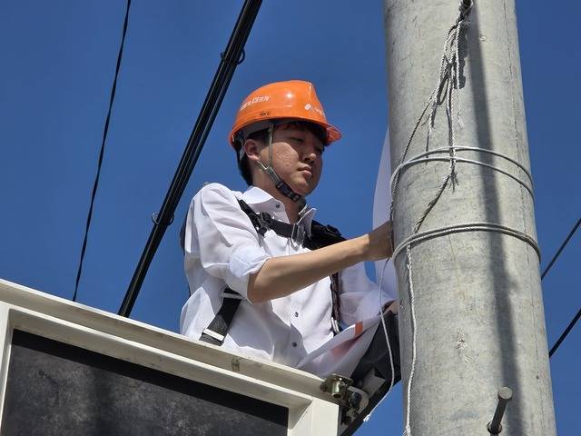 이준석 개혁신당 대표가 지난 5일 대구 북구 경북대학교 북문 앞에서 사다리차에 올라 당원모집 현수막을 설치하고 있다. 김용국 기자