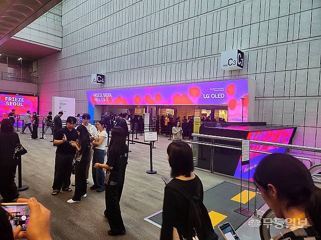 서울 코엑스 '프리즈 서울' 전시장 입구.