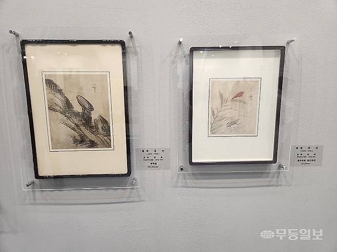 겸재(謙齋) 정선(동산방화랑)의 부아암(왼쪽)과 개구리와 맨드라미.