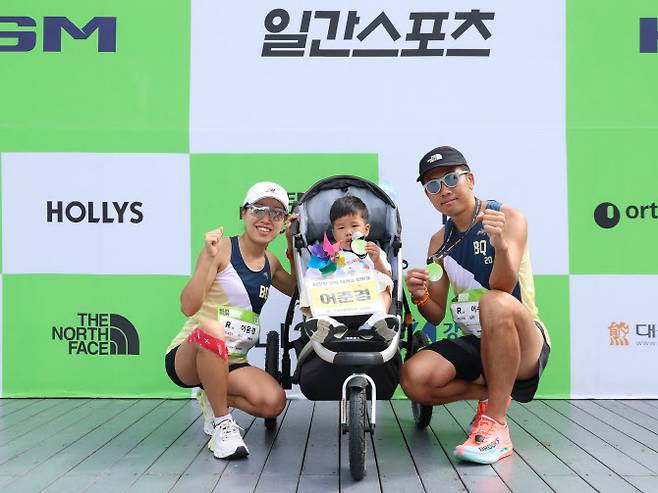 7일 서울 중구 서울광장에서 열린 ‘런 서울 런 2025(일간스포츠 서울마라톤)’에서 유모차를 밀며 10km를 완주한 이윤경 씨가 아들 준경 군, 남편 어수하 씨와 함께 기념 사진을 찍고 있다. 사진=일간스포츠 제공