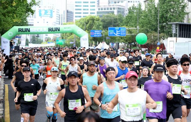 7일 서울 중구 서울광장에서 열린 ‘런 서울 런 2025(일간스포츠 서울마라톤)’ 참가자들이 출발선에서 러닝을 시작하고 있다. 사진=일간스포츠 제공