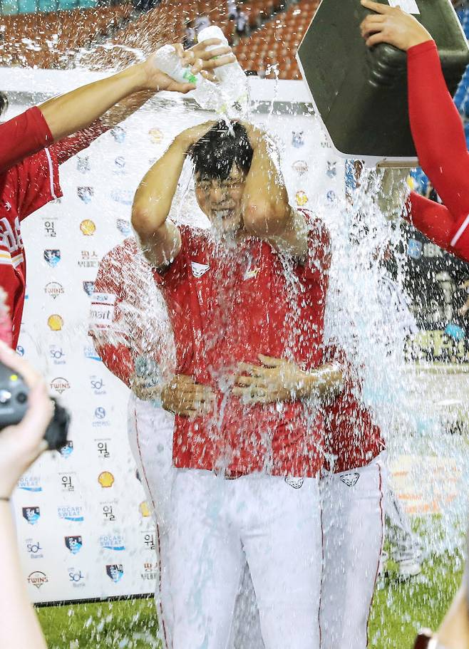 SSG랜더스 토종에이스 김광현이 개인통산 2000탈삼진을 기록한 뒤 동료들에게 물세례를 받고 있다. 사진=SSG랜더스