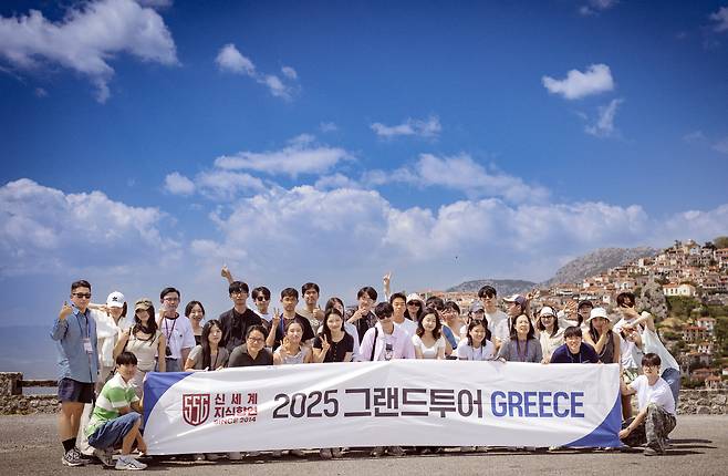 지식향연 그랜드 투어 참가자들이 그리스의 아라호바 마을에서 기념 사진을 촬영하고 있다. (신세계그룹 제공)