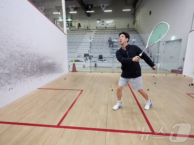 김승욱 스쿼시 지도자가 4일 인천 부평구 열우물스쿼시경기장에서 뉴스1과 인터뷰에 앞서 스쿼시 기본자세를 설명하고 있다. 2025.8.4/뉴스1 ⓒ News1 황기선 기자