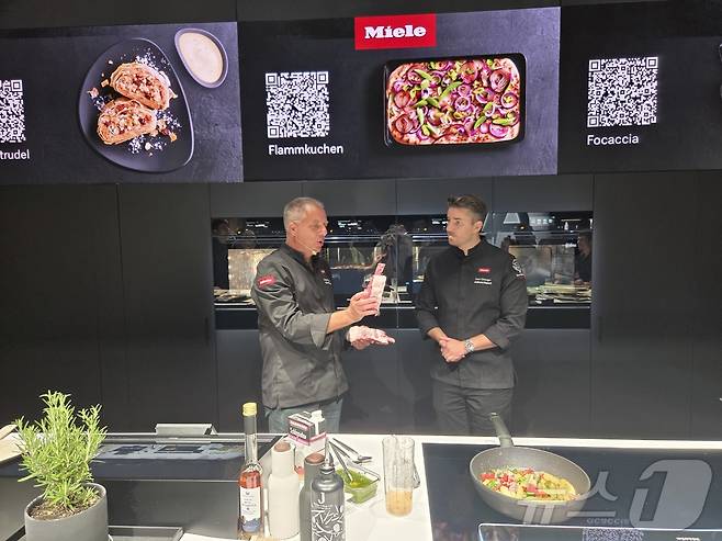 6일(현지시간) 독일 베를린에서 열리는 IFA 2025 밀레 부스에서 독일 셰프들이 쿠킹쇼를 진행하고 있다. 2025.9.6/뉴스1 ⓒ News1 박주평 기자