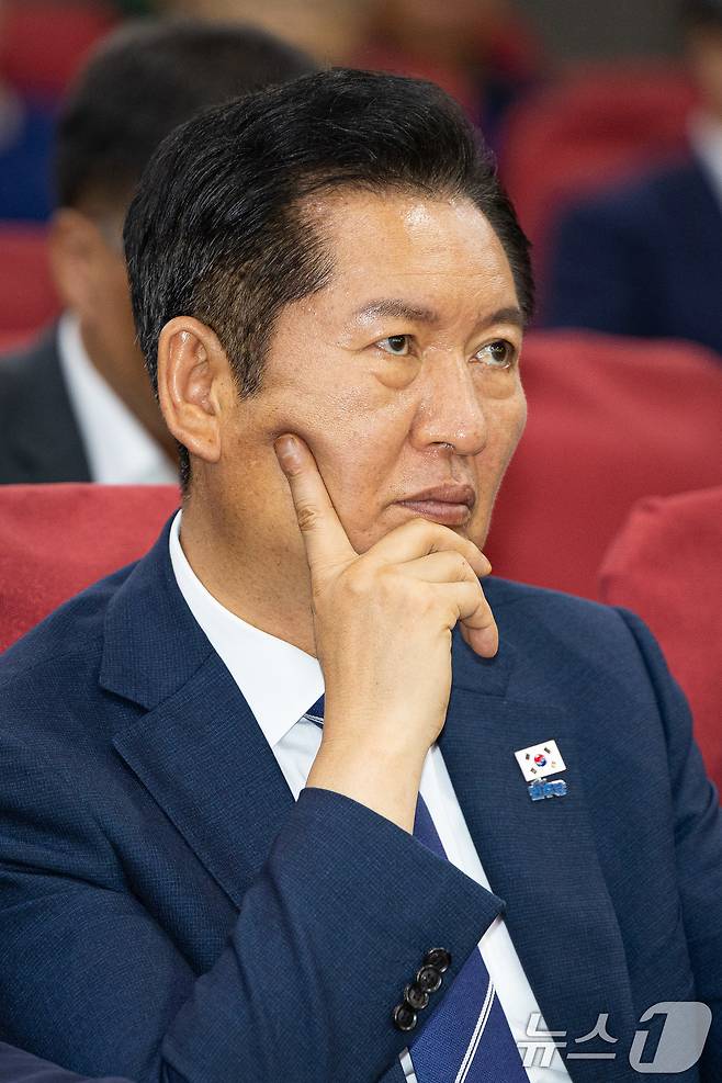 정청래 더불어민주당 대표가 4일 서울 여의도 국회 의원회관에서 열린 동해안권 물 부족 문제 해결을 위한 정책토론회에서 생각에 잠겨 있다. 2025.9.4/뉴스1 ⓒ News1 유승관 기자