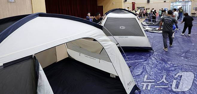 전북지역에 극한호우가 내린 7일 전북 전주 용소중학교 강당에서 전주시 관계자들이 주민 대피소 준비로 분주하게 움직이고 있다. 2025.9.7/뉴스1 ⓒ News1 유경석 기자