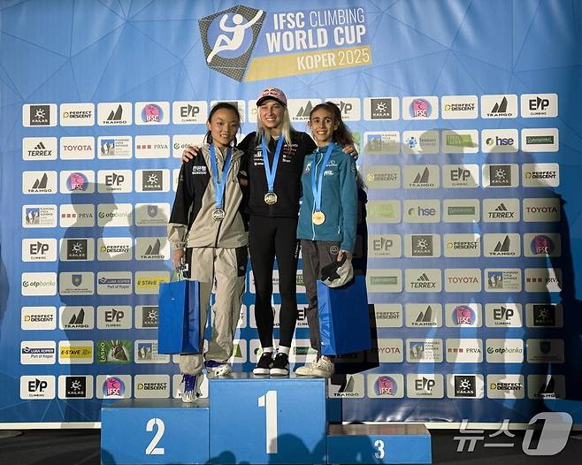 서채현(왼쪽)이 7일(한국시간) 끝난 IFSC 월드컵 13차 대회 여자부 리드에서 은메달을 수확한 뒤 기념 촬영을 하고 있다. (대한산악연맹 제공)