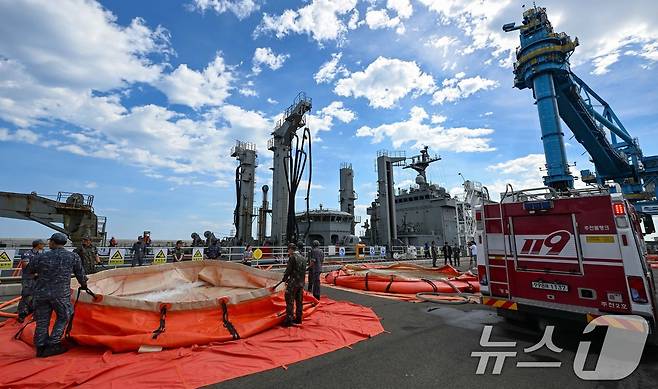 지난 6일 강원 강릉시 안인항 화력발전소 하역부두에서 군수지원함 대청함 승조원을 비롯한 해군 장병들이 이동식 저수조에 청수를 공급하는 모습. 2025.9.6/뉴스1