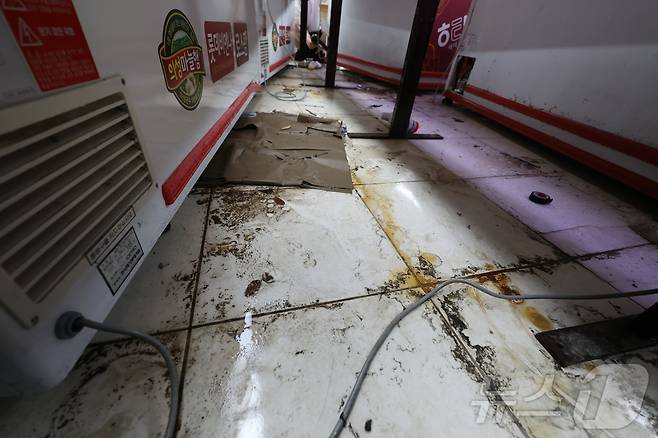 전북지역에 극한호우가 내린 7일 침수됐던 전북 군산시 문화동 한 마트 냉동고 아래 폭우의 흔적이 남아있다. 2025.9.7/뉴스1 ⓒ News1 유경석 기자