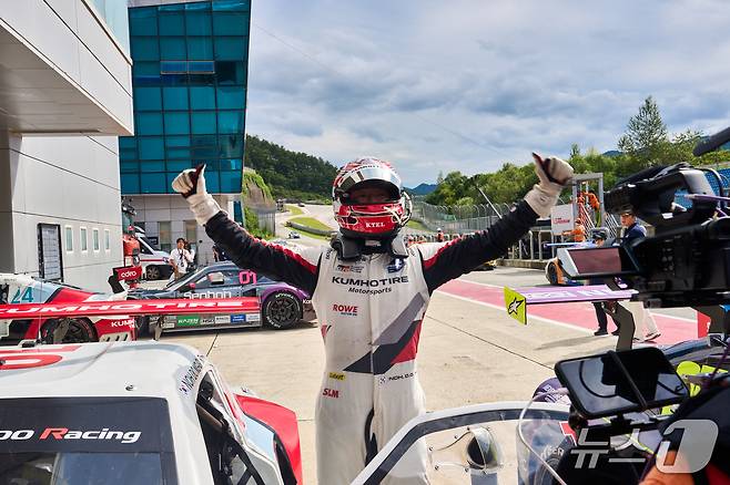 노동기가 7일 열린 2025 오네 슈퍼레이스 챔피언십 6라운드 토요타 가주 레이싱 6000 클래스에서 우승한 뒤 기뻐하고 있다. (슈퍼레이스 제공)