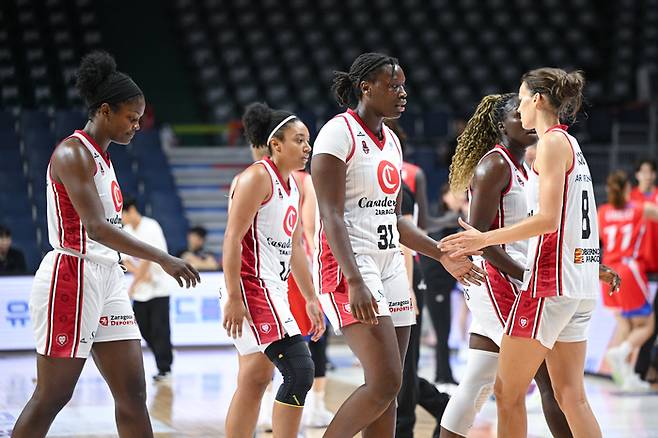 사라고사 선수들이 코트 밖으로 나가고 있다. 사진 | WKBL