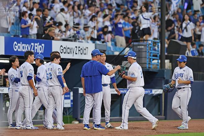 삼성 최원태가 5일 대구삼성라이온즈파크에서 열린 2025 KBO리그 키움전에서 이닝을 마친 뒤 더그아웃으로 들어서고 있다. 사진 | 삼성 라이온즈