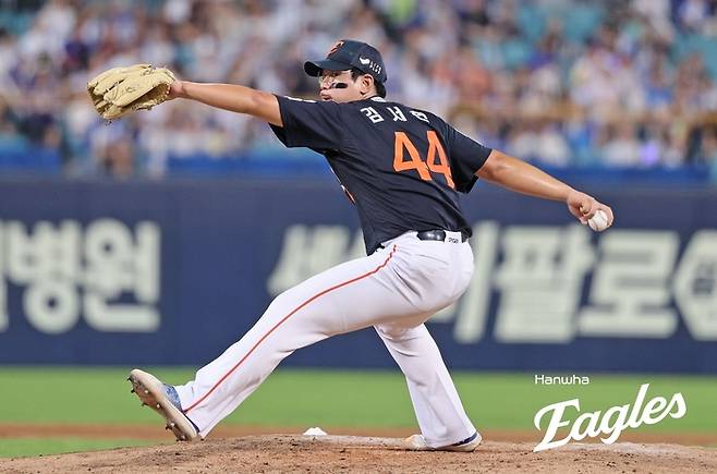 한화 김서현이 6일 대구삼성라이온즈파크에서 열린 2025 KBO리그 삼성전에서 역투하고 있다. 이날 세이브를 따내면서 한화 오른손 투수로서 구단 최초로 시즌 30세이브를 따낸 선수가 됐다. 사진 | 한화 이글스