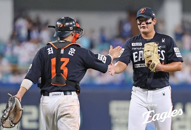 한화 김서현(오른쪽)이 6일 대구삼성라이온즈파크에서 열린 2025 KBO리그 삼성전에서 팀 승리를 지킨 후 포수 최채훈과 세리머니를 하고 있다. 김서현은 이날 세이브를 따내면서 한화 오른손 투수로서 구단 최초로 시즌 30세이브를 따낸 선수가 됐다. 사진 | 한화 이글스