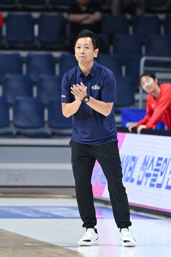 후지쯔 레드웨이브 구사카 히카루 감독. /사진=WKBL