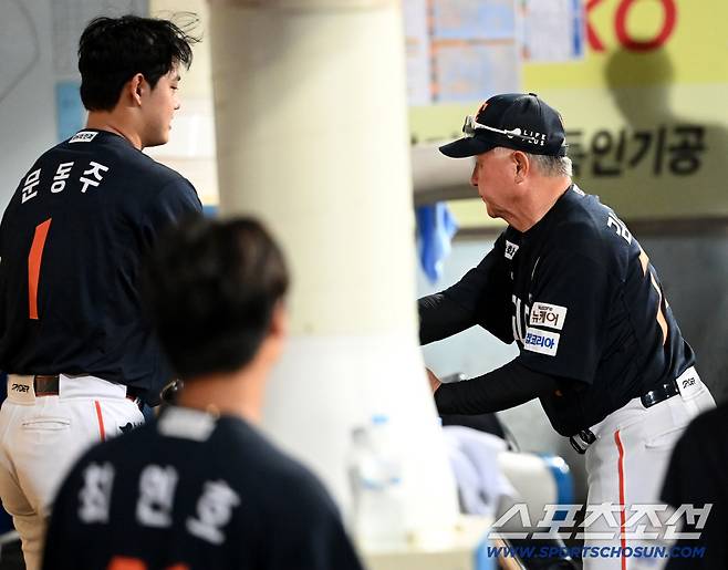 6일 대구 삼성라이온즈파크에서 열린 한화와 삼성의 경기, 7회말 한화 문동주가 교체된 후 김경문 감독의 격려를 받고 있다. 대구=허상욱 기자wook@sportschosun.com/2025.09.06/