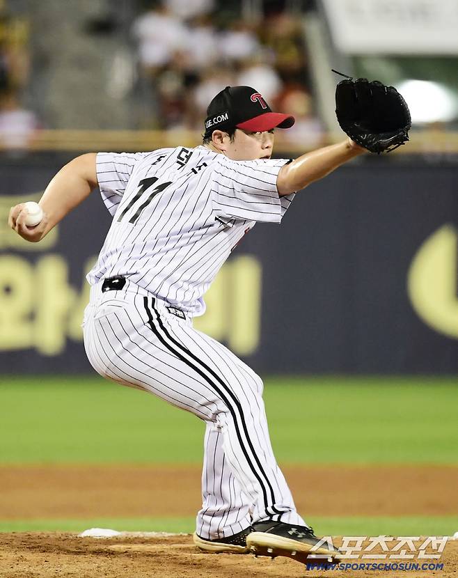 30일 잠실구장에서 열린 LG와 키움의 경기. 투구하는 LG 함덕주. 잠실=송정헌 기자songs@sportschosun.com/2025.08.30/