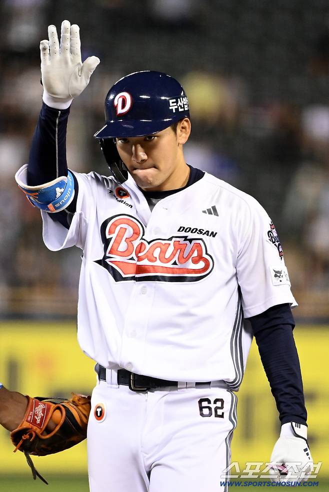 27일 잠실야구장에서 열린 삼성과 두산의 경기, 4회말 두산 안재석이 안타를 치고 기뻐하고 있다. 잠실=허상욱 기자wook@sportschosun.com/2025.08.27/